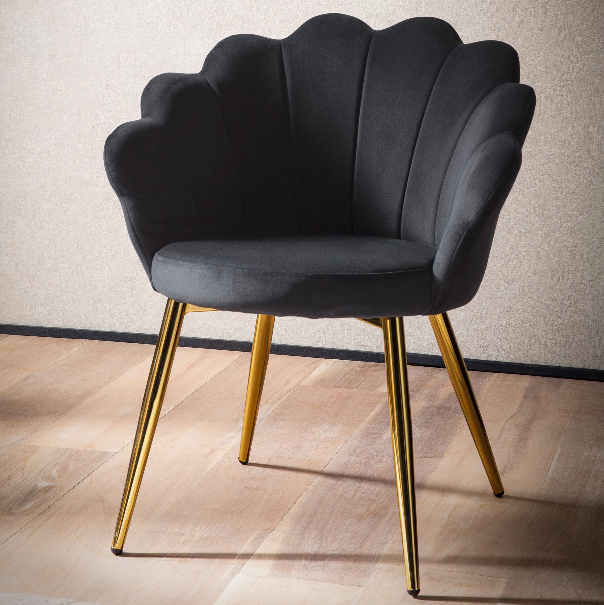 Sedia da pranzo Tulip in velluto nero | Gambe dorate | 47,5x80x53 cm