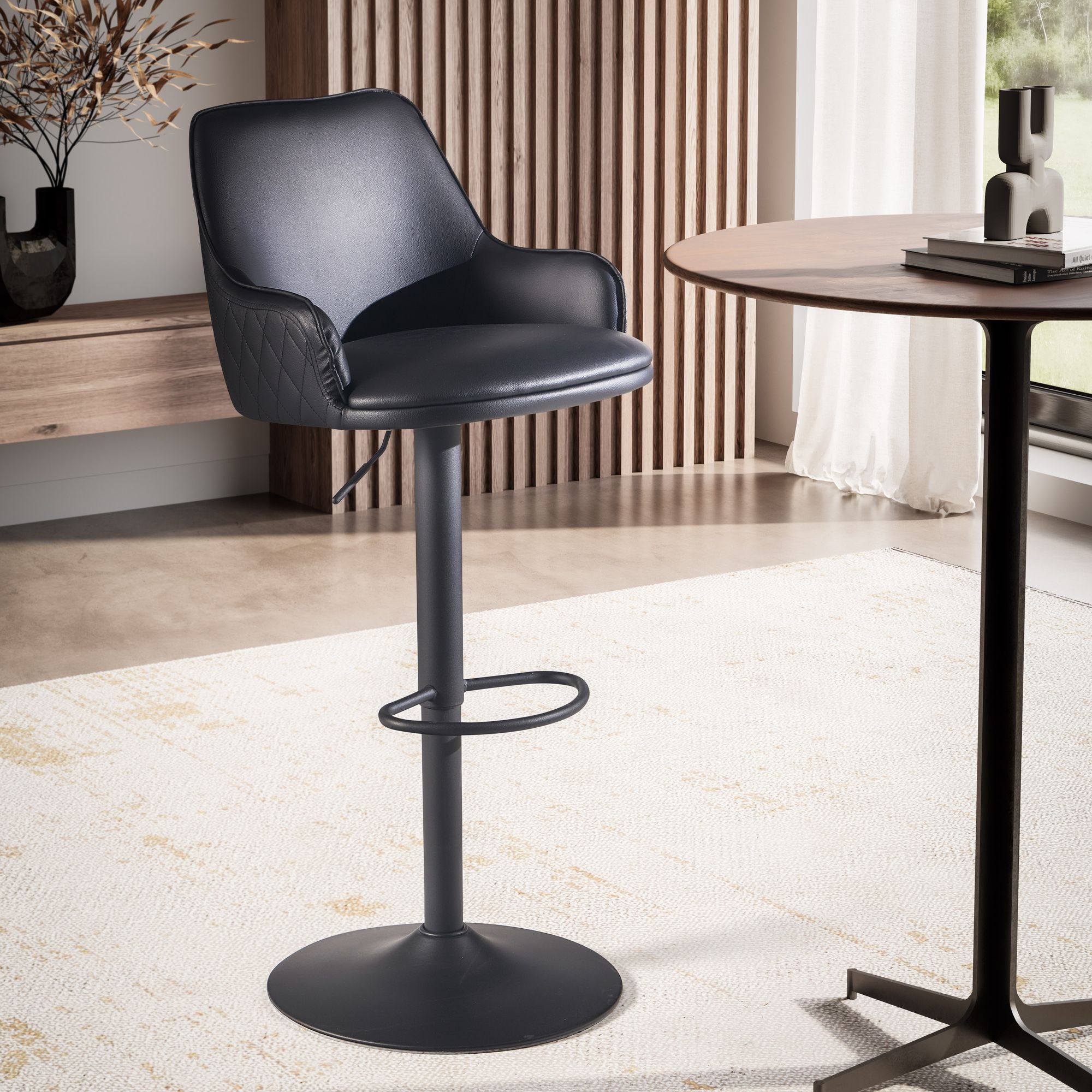 Sgabello da bar in ecopelle nera | Base in metallo a trombetta | Altezza regolabile 86-106 cm