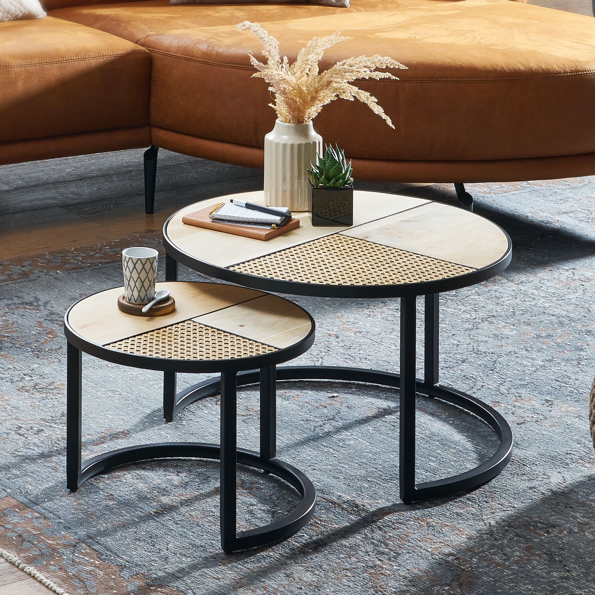 Set 2 tavolini design rotondi mango / rattan | Gambe in metallo nero opaco | Set tavoli legno/metallo
