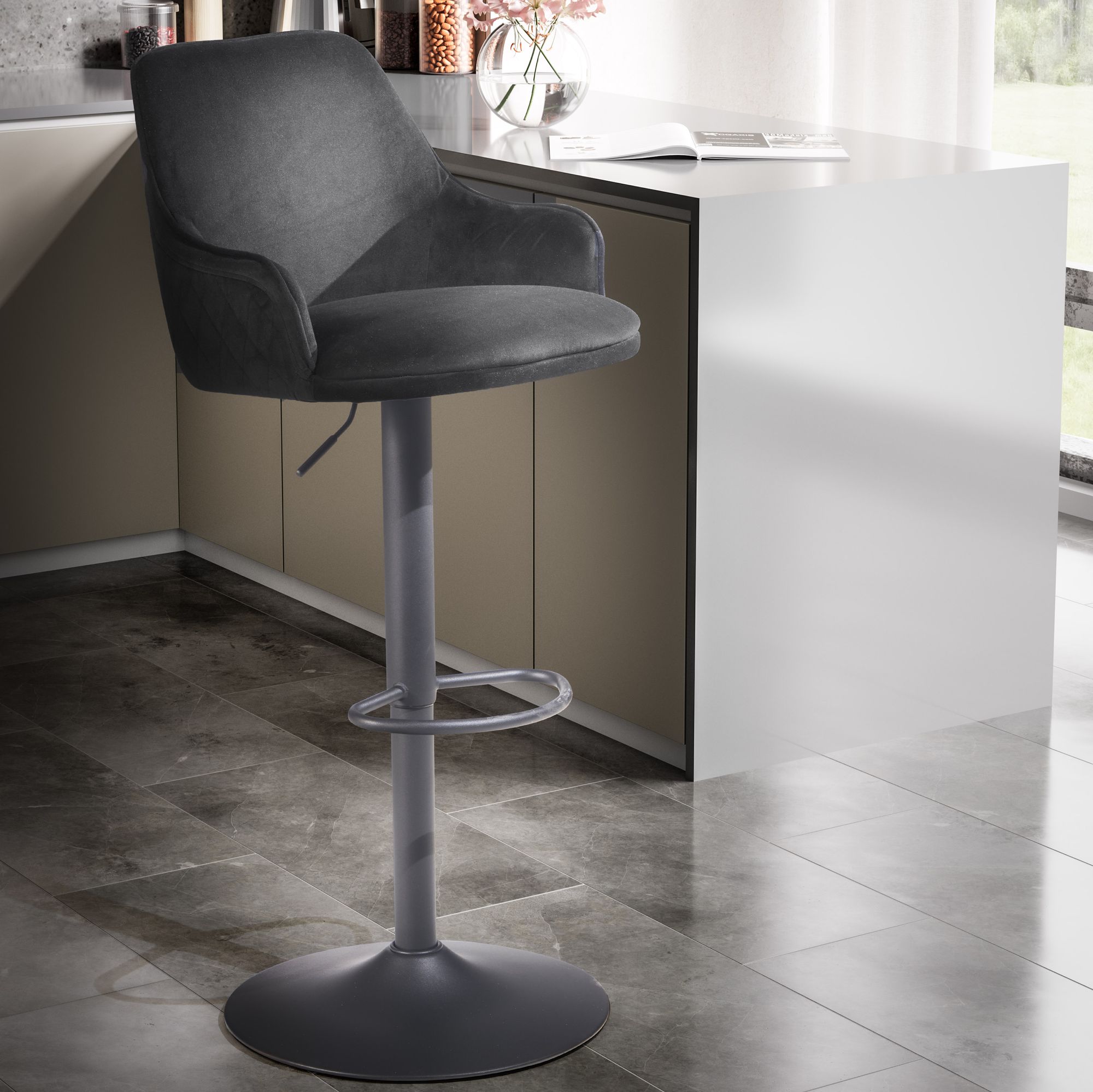Sgabello da bar in velluto nero | Base in metallo a trombetta | Altezza regolabile 86-106 cm