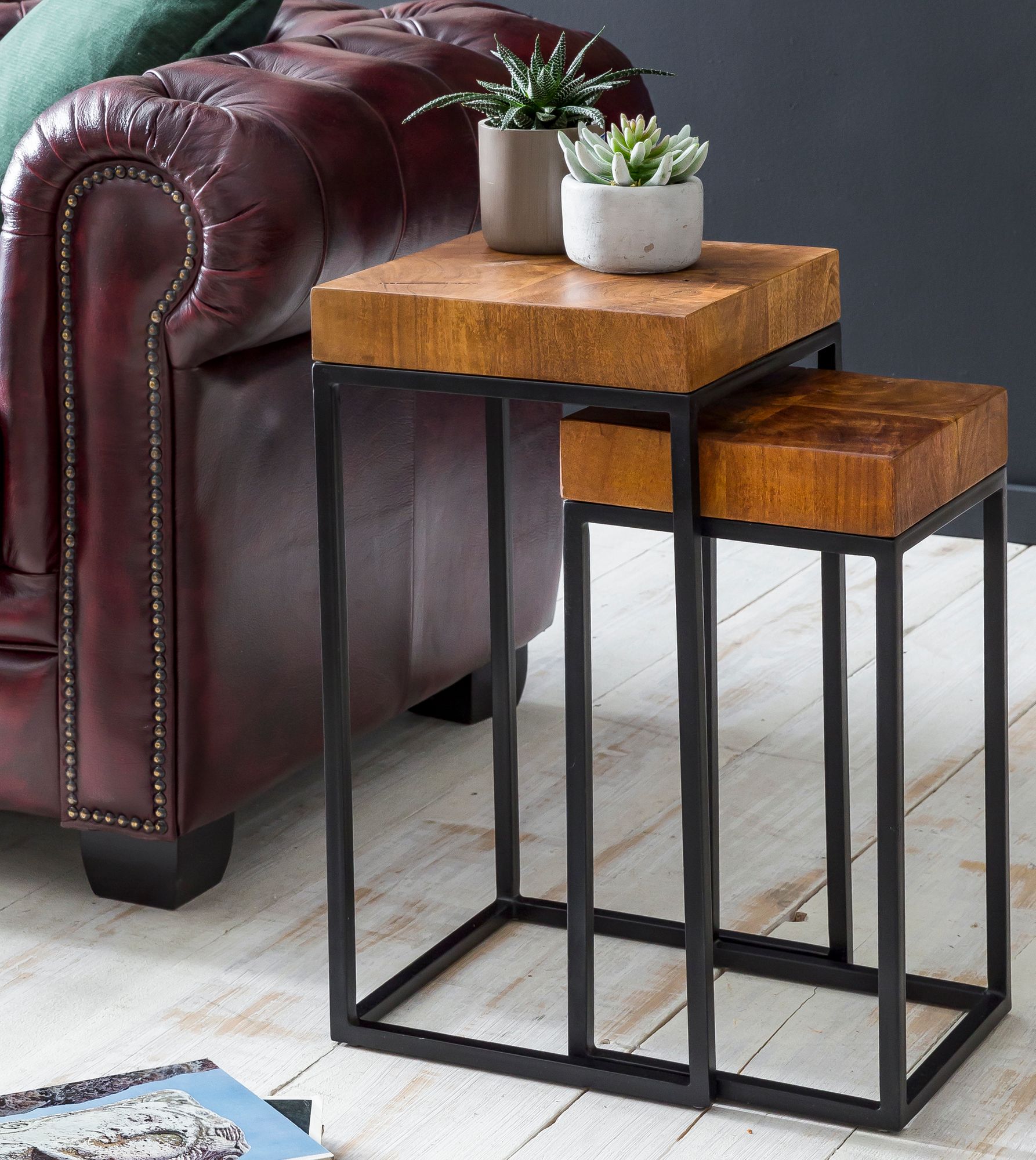 Set 2 Tavolini Laterali in Legno Massello Sheesham | Colore legno naturale e nero | Dimensioni 30x60x30 cm & 30x51x25 cm